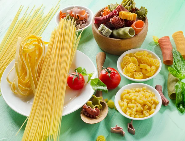 Pasta sobre una mesa de madera — Foto de Stock