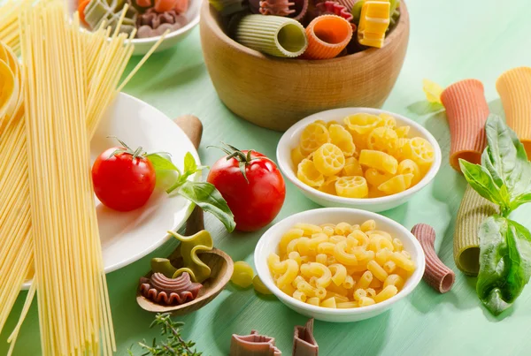 Pasta su un tavolo di legno — Foto Stock