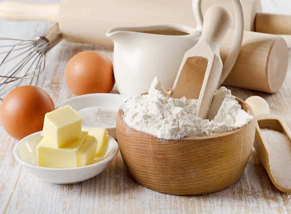 Cozimento ingredientes em uma mesa de madeira — Fotografia de Stock