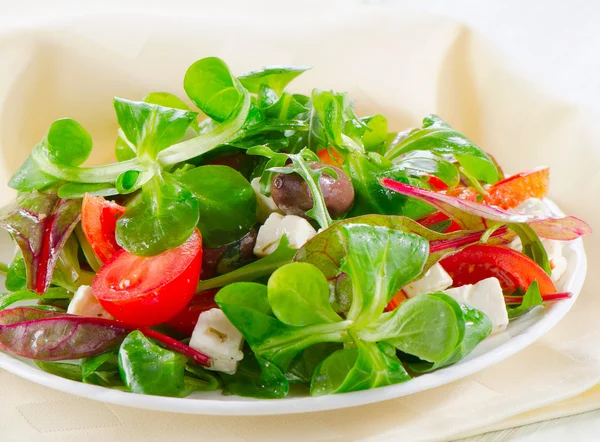 Салат с феттой и оливками — стоковое фото
