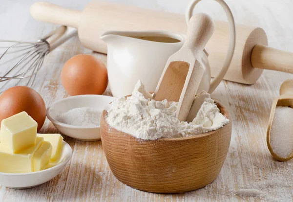 Hornear ingredientes en una mesa de madera —  Fotos de Stock