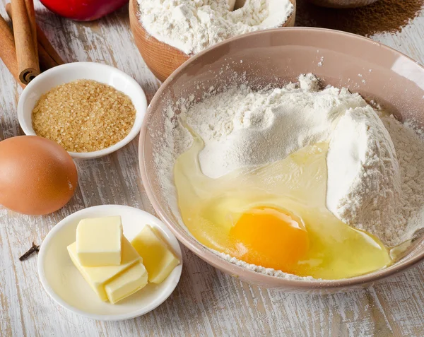 Bakning ingredienser på ett träbord — Stockfoto