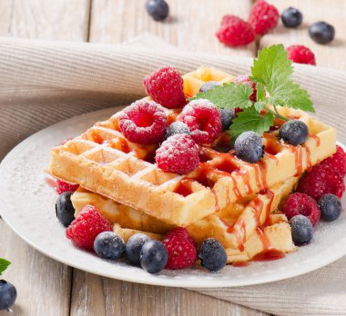 Yaban mersinli waffle ve ahududu.