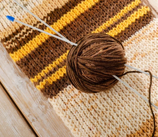 Knitting needles and yarn — Stock Photo, Image