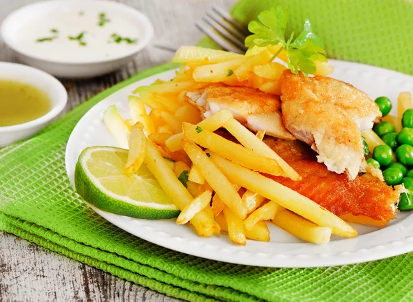 Pescado y patatas fritas. Enfoque selectivo — Foto de Stock