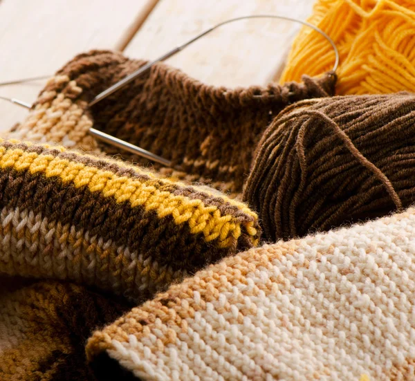 Knitting needles and yarn — Stock Photo, Image