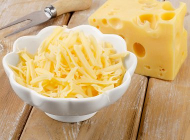 Tahta masadaki peynir.