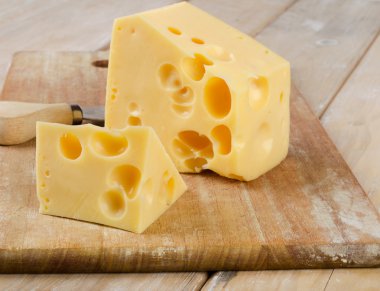 Tahta masadaki peynir.