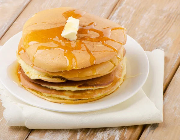 Pfannkuchen mit Honig belegt — Stockfoto