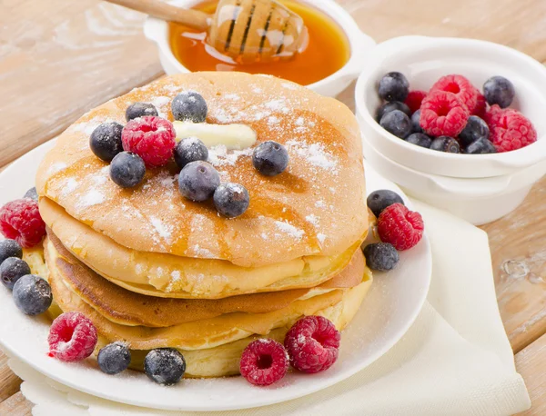 Pancakes topped with honey — Stock Photo, Image