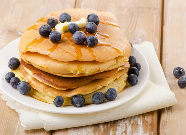 Pancakes topped with honey — Stock Photo, Image