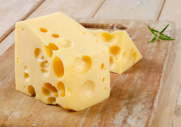 Brânză pe masă de lemn — Fotografie, imagine de stoc