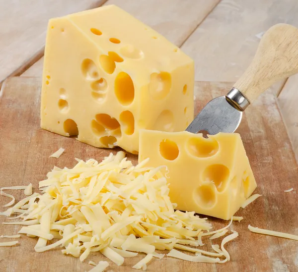 Käse auf Holztisch Stockbild