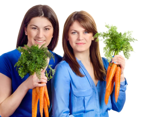 Mujeres sostiene racimo de zanahorias — Foto de Stock