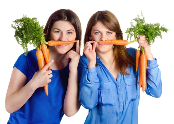 Mujeres sostiene racimo de zanahorias — Foto de Stock