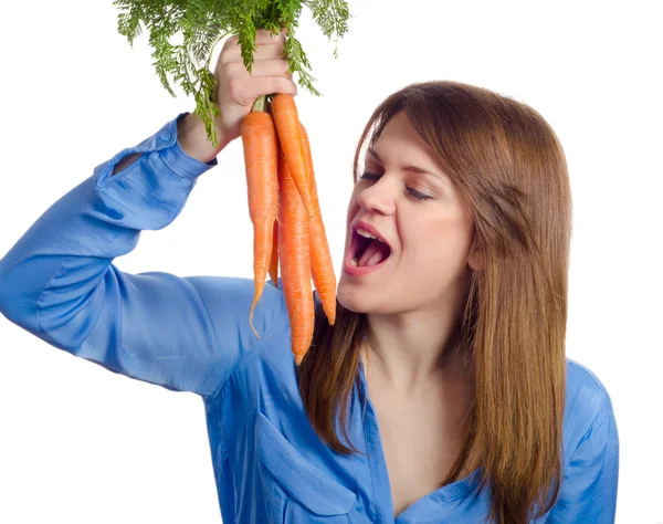 Женщина держит кучу моркови — стоковое фото