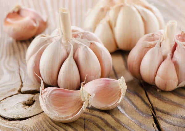 Garlic on a wooden table. — Stock Photo, Image