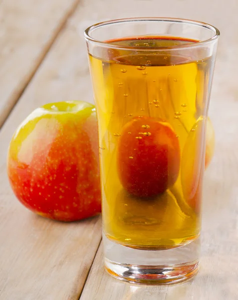 Apple juice and apples — Stock Photo, Image