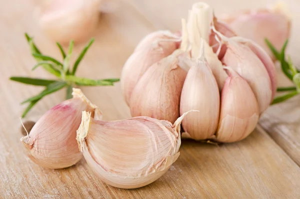 Knoflook op een houten tafel. — Stockfoto