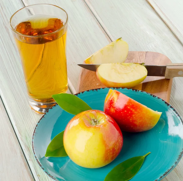 Apple juice and apples — Stock Photo, Image