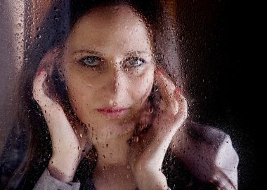 pencereden arayan kadın