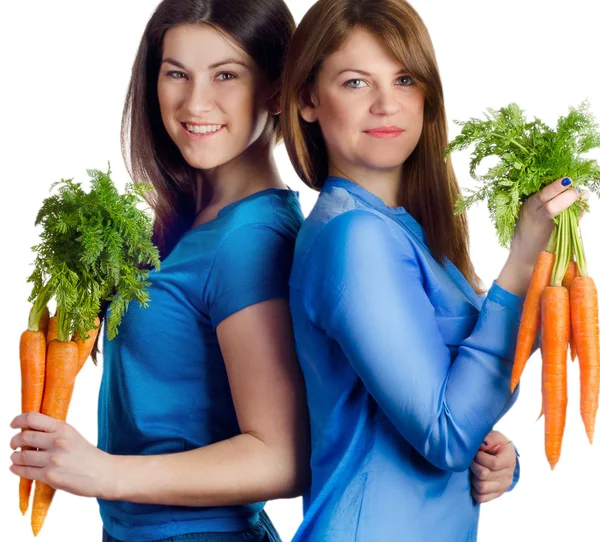 Женщины держат кучу моркови — стоковое фото