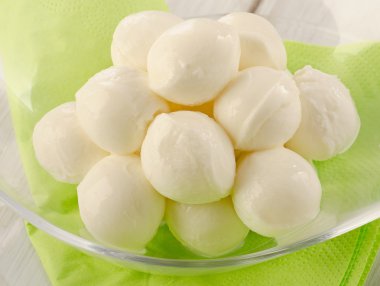 bir cam kasede mozzarella