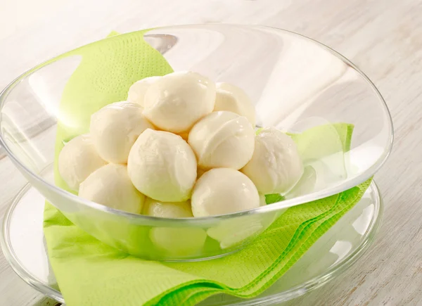 Mozzarella in een glazen kom — Stockfoto