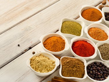 kase içinde baharatlar