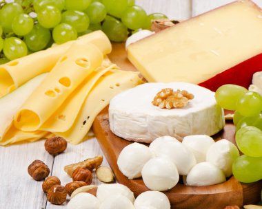 meyve ve fındık ile peynir