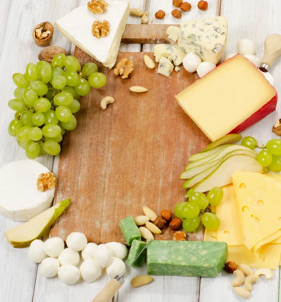 Сыр с фруктами и орехами — стоковое фото