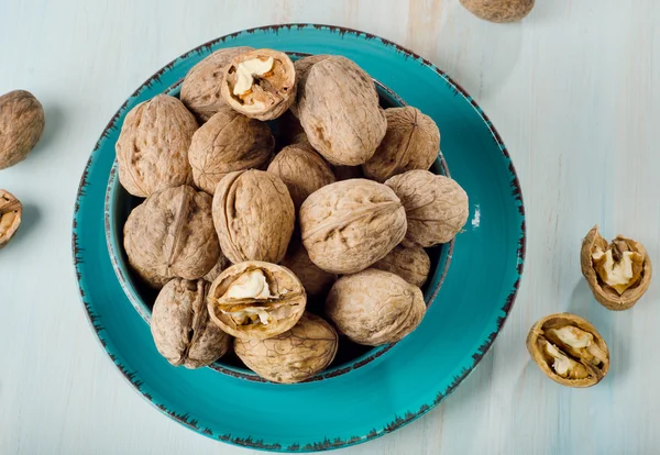 Орехи в миске — стоковое фото