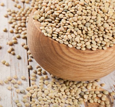 ahşap bir masa üzerinde mercimek