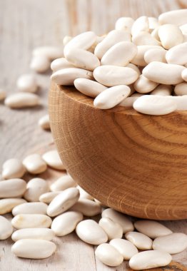 Tahta bir masada beyaz fasulye