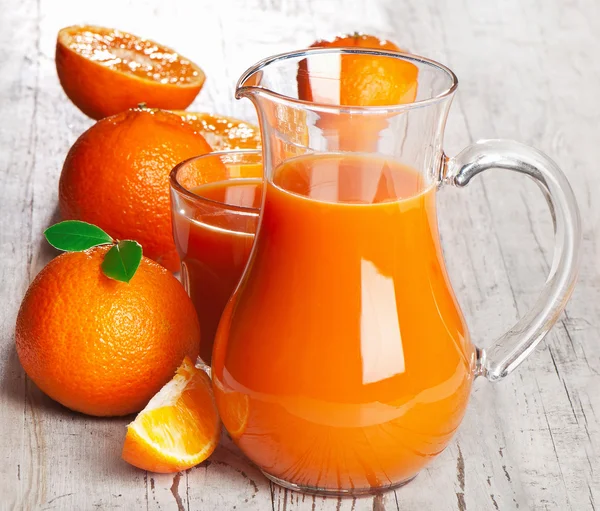 Χυμός πορτοκαλιού και πορτοκαλί — Φωτογραφία Αρχείου