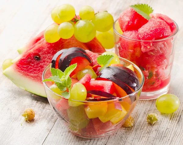 Salada de frutas em mesa de madeira — Fotografia de Stock