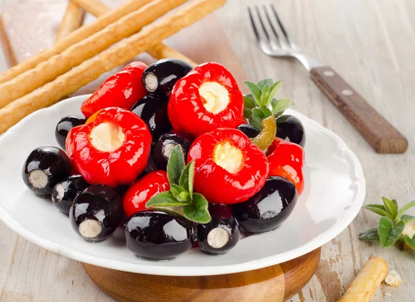 Olivy a papriky, podává se sýrem — Stock fotografie