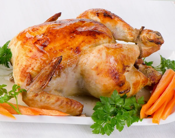 Pečené kuře s čerstvými bylinkami — Stock fotografie