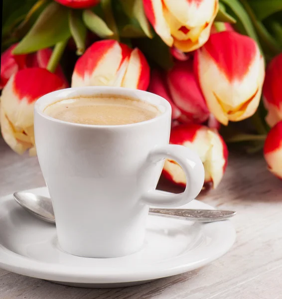 Taza de café y tulipanes — Foto de Stock