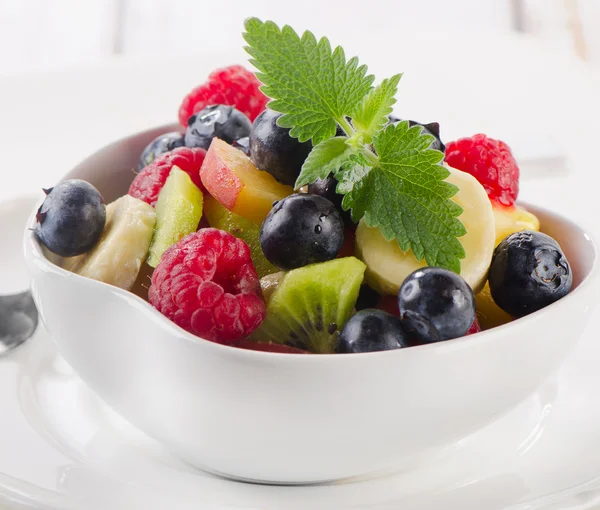 Taze sağlıklı meyve salatası — Stok fotoğraf