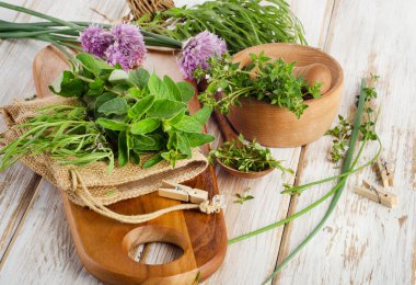 tablo üzerinde otlar