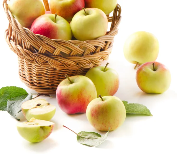 Яблука в кошик — стокове фото