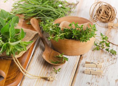 Tahta masadaki taze bitkiler.