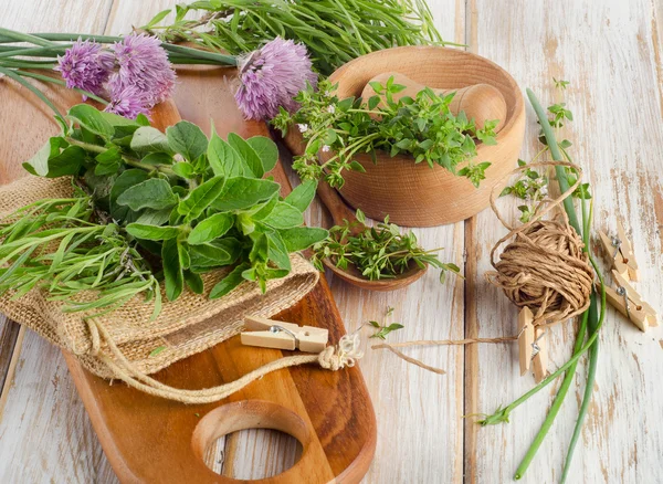 Herbes fraîches sur une table en bois — Photo