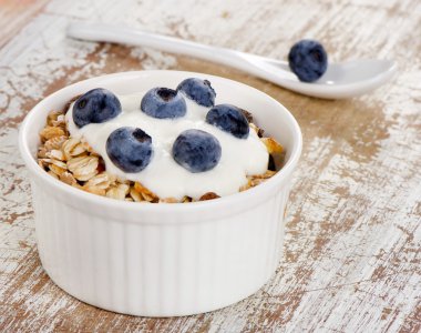 müsli ve yoğurt taze çilek ile