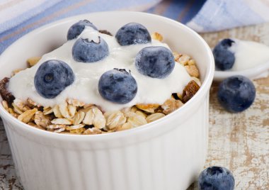 müsli ve yoğurt taze çilek ile