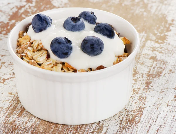 Müsli und Joghurt mit frischen Beeren — Stockfoto