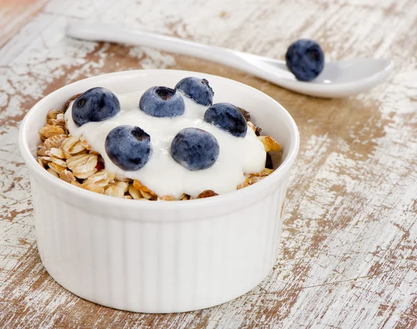 Muesli and yogurt with fresh berries — Stock Photo, Image
