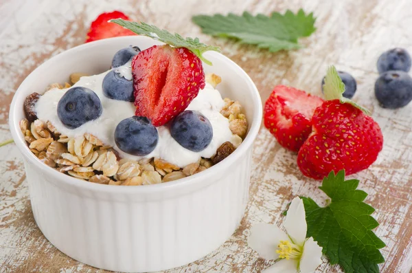 Muesli and yogurt with fresh berries — Stock Photo, Image