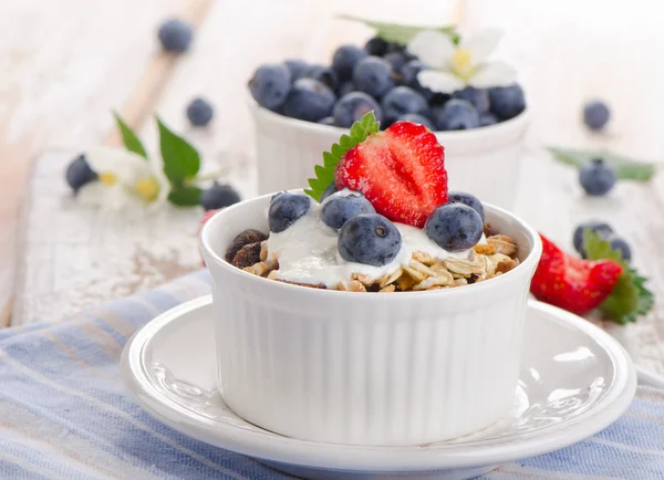 Muesli e iogurte com bagas frescas — Fotografia de Stock